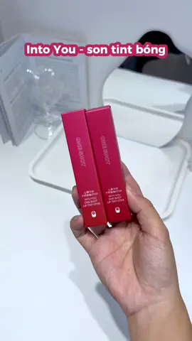 Into You kbh làm mình thất vọng :))) lên màu chuẩn đét độ bóng vừa lên môi bám lắm nha 
