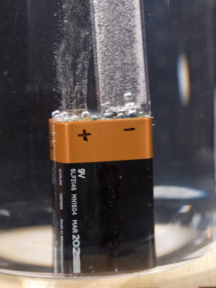 COLOCAMOS uma BATERIA na ÁGUA: NÃO FAÇA isso em casa Com um experimento bem simples, fizemos um sistema de eletrólise e separamos a água em seus elementos básicos: hidrogênio e oxigênio. Dá até para fazer um carro andar com esses dois gases juntos. Seria essa a solução para produção de combustíveis no mundo? #Eletrólise #Experimento #Hidrogênio #CarroMovidoaAgua