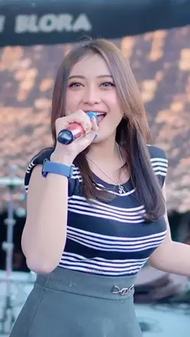 Ahh ah ah Cinta Siapaa || Shinta Arshinta - Cinta Bojone Uwong (iming - iming)  #shintaarsinta #shintaarshinta #shintaarsintaofficial #imingiming #cintasiapa #cintabojonewong #cintabojokudewe #soundviral #fyp #fypシ゚viral #trending #musikviral #musikdangdut #dangduthits #dangdutstory #dangdutkoplo #storydangdut #viral #n2dt #n2dtmusik 