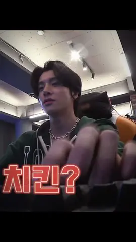 my gamer boy 🤭 HIS SMILE HIS HANDS- 🫠🫠 #enhypen #jake #en_oclock #enhypenenoclock #enhypenjake #fypシ #simjaeyun 