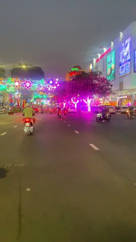 cần thơ buổi tối con đường này lên đèn đẹp lắm nè.có ai biết con đường này không..🥰#hashtag #chill #trantinh🌷 #nướchoalperfume🌷 #xuhuongtiktok #quêhươngviệtnam #xuhuongtiktok2023 #cầnthơ #cantho65🌈 #cantho #cầntho65 