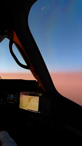Feels like a movie #airlinepilot #pilot #tiktokpilot #avgeek #aviation #aviator #aviationlover #traumberuf #traumjob #dreamjob #flightdeck #cockpit #flighdeckviews #copilot #firstofficer #sonnenuntergang #sunset 