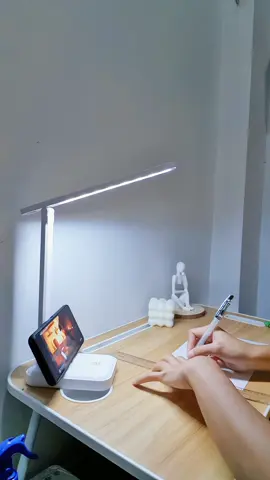 Eye caring desk lamp that has 3 light modes, reducing eye strain & creates a comfortable ambiance. #portabledesklamp #rechargeabledesklamp #desklamp 