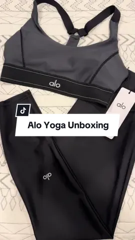A quick little unboxing! I see you @@aloyoga 🖤🖤🖤 #aloyoga #alo #aloyogaleggings #aloyogagirl #aloleggings #sportsbra #leggings #cutegymclothes #cutegymoutfit #gym #workout #wellness #wellnesspacks #blackgymwear 