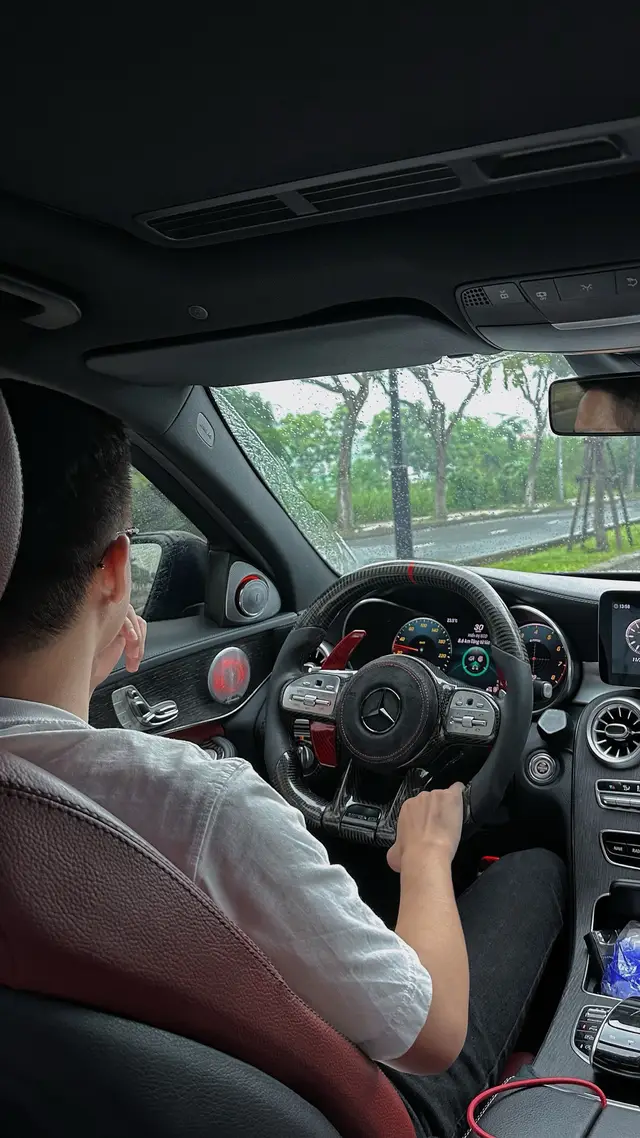 Những ngày đầu tiên làm quen, chúng ta có thể thức thâu đêm suốt sáng để kể lể cho nhau nghe những điều xoay quanh cuộc sống. Đơn giản vì chúng ta tò mò, muốn khám phá đối phương, đồng thời cũng muốn kéo đối phương vào vòng tròn sống của mình. Chúng ta có trăm ngàn cách để làm mới một câu chuyện cũ, có trăm ngàn lý do để tìm đến gặp mặt nhau. Chúng ta cũng có cả triệu lời thương yêu để nói... Cho nên, người ta vẫn nghĩ rằng những ngày đầu yêu nhau là những ngày đẹp nhất. Nhưng rồi, chúng ta bắt đầu xảy ra mâu thuẫn. Chúng ta không còn nghĩ mình sẽ vì ai đó mà tiếp tục cố gắng nữa, bởi chúng ta chỉ muốn vì mình mà thôi. Chúng ta cũng thấy những thói quen cũ cứ lặp đi lặp lại một cách nhàm chán, yêu thương được thốt ra hằng ngày chẳng còn gì mới mẻ và tạo cảm giác khấp khởi chờ mong trong lòng chúng ta nữa... Vậy là chúng ta bắt đầu đổ lỗi. Chúng ta lại bắt đầu cằn nhằn và trở nên khó tính khi đối phương vô tình phạm lỗi. Nghe này, đời người có lúc thăng lúc trâm. Tình yêu cũng có lúc ngọt, lúc nhạt. Không cùng nhau vượt qua gian khó sao có thể hẹn ước thề bồi về một ngày sau xa xôi. Cho nên, khi đang có cạnh bên mình một mối quan hệ thật lòng, thì hãy nói với nhau câu níu giữ. Đừng vì những chuyện vụn vặt mà dễ dàng buông tay. Cũng đừng vì những lần xốc nổi mà đánh mất nhau. Có những thứ, đã mất thì không tìm lại được. Cũng có những người, đã buông tay thì cả đời không tìm thấy! #xuhuong #tramdaycamxuc #typ #xh #yeuanh #buon_tam_trang  #tamtrang 