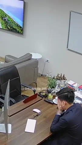 Anh đang ở công ty 🤦🏻‍♂️