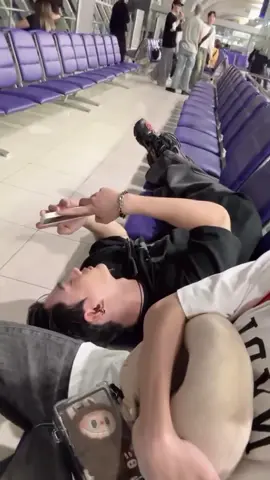 Mama pasti kecapean, kenapa gk tidur di pangkuan papa aja sih? 🐶🐈 #poohpavel #ppoohkt #pavelphoom #fyp 