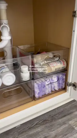 Love the difference a few clear containers can make 🙌🏻 #organization #satisfying #beforeandafter #organizingtiktok #bathroomorganization #organizingtips 