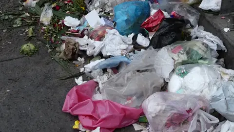 Acumulación de basura en calles; un problema cotidiano en Toluca #DESDETUCOLONIA Visita meganoticias.mx/toluca