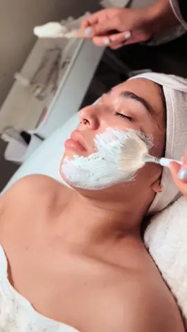 WHY YOU SHOULD BE DOUBLE CLEANSING If you wear spf, make up, have oily or acne prone skin, add double cleansing to your skin care routine!🧖🏼‍♀️ Washing your face twice will give you a clean canvas so your skin is able to absorb your skin care products and lessen breaks outs!  First using an oil based cleanser, like a balm or cleansing oil, will break down spf, makeup, and sebum. Then cleansing with a water based cleanser to wash away what remained from the first wash. Now your skin is squeaky clean and ready for the next step!🫧✨ Want to learn about your skin and what you can do to meet your skin goals?  Book a  𝟲𝟬 𝗠𝗜𝗡𝗨𝗧𝗘 𝗙𝗔𝗖𝗜𝗔𝗟 Included in this facial is a 9 step skin care system, extractions, massage and facial consultation!  Good skin days lie ahead!💁🏽‍♀️ Love & Lashes, JENNI  #lashartbrow www.LashArtBrow.com “Where beauty becomes art” ___________________________________ #facialtreatment #60minutefacial #skin #skincare #esthetician #skincaretips #SkinCare101 