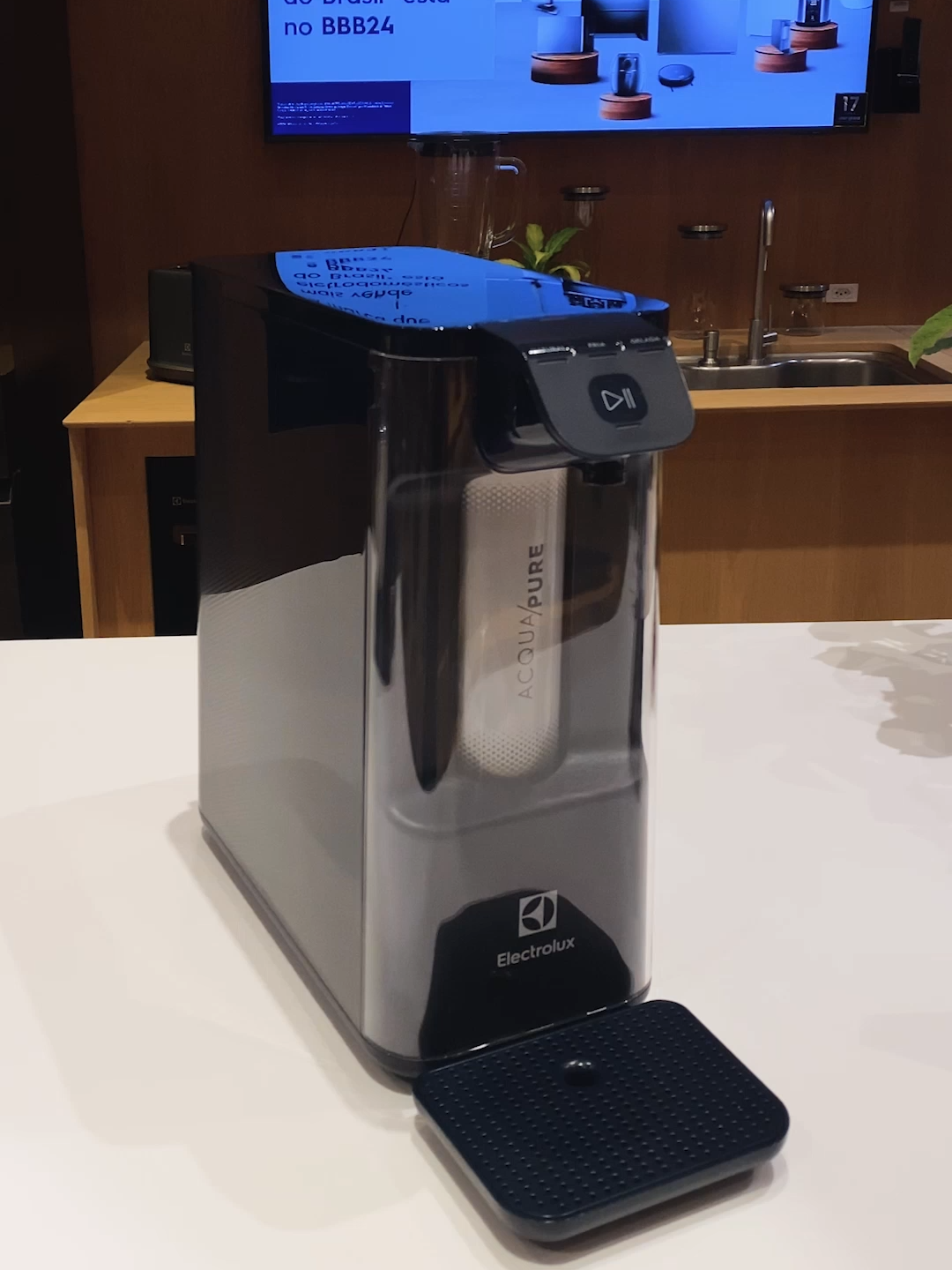 Água pura e gelada com apenas um toque? O achadinho de hoje é o Purificador de Água Electrolux Pure: com design bonito e compacto, otimiza espaço na bancada e dá um toque especial à decoração. São três opções de temperatura para vocês escolher, natural, fresca ou gelada. E graças à tecnologia Acqua Pure ele reduz cloro, odores e outras partículas. Toda cozinha precisa ter, né?  #purificadordeagua #electrolux #fastshop
