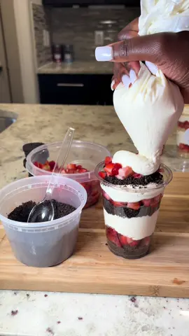 Oreo cheesecake cup😋 Oreo + Strawberry  • •#treatsdippedbyjay #cheesecake #treats #cheesecakecups #houston #minicake #strawberrycrunch #creamcheese #strawberry #chocolatecoveredstrawberries #strawberrycheesecake #oreocheesecake #oreos 