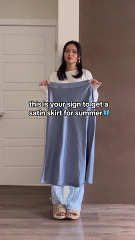 your sign to get a sating skirt for summer💘 @Sézane #satinskirt #SummerFashion #outfitideas 
