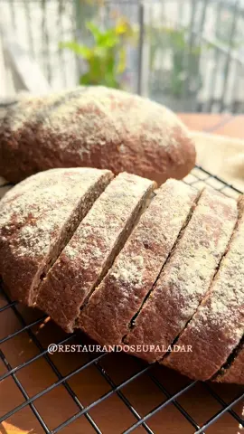 Pão Australiano 🌱 Cheiroso, macio e gostoso. A receita perfeita pra receber seus convidados! 📌 Já SALVA essa receita aqui na bandeirinha pra não perder! INGREDIENTES: - 2 xic de farinha de trigo - ⁠1 + 1/2 xic de farelo/farinha de aveia - 2 + 1/2 c sopa de cacau em pó  - ⁠1 + 1/2 c chá de sal - ⁠1 xic de água morna - ⁠1 c sopa de fermento  biológico seco - ⁠3 c sopa de açúcar mascavo - ⁠2 + 1/2 c sopa de manteiga - ⁠1/4 de xic de Melado de Cana da @terradosgraos  - ⁠fubá mimoso pra polvilhar MODO DE PREPARO: 1) Misture o fermento com a água morna e o açúcar e deixe ativar por 10 minutos. 2) Junte os ingredientes secos, despeje o fermento ativado e adicione a manteiga e o melado da Terra dos Grãos. 3) Misture bem com a espátula até formar uma bola. E depois, sove a massa com as mãos por 10 minutos. 4) Deixe crescer por 1h coberto com pano de prato até dobrar de tamanho. 5) Corte a massa em duas partes, sove por + 5 minutos e molde conforme desejado.  6) Polvilhe fubá na assadeira, coloque os pães e polvilhe fubá por cima. 7) Deixe crescer por 1h coberto com pano de prato e leve pra assar por 35 minutos a 180° em forno pré-aquecido. 8) Transfira para uma grade antiaderente e deixe esfriar completamente antes de cortar. Gostou da receita? Deixe seu ❤️ pra gente saber! ✔️ Você encontra diversos produtos saudáveis no site da @terradosgraos (link na BIO). Aproveite meu cupom de desconto: PRI10 ✔️ Aqui no perfil tem receitinha nova toda semana! Aproveite pra seguir e não perder as próximas gostosuras!😘 📸🎥 Receita & Vídeo: @restaurandoseupaladar  #paoaustraliano #receitadepao #paodooutback #outback #melado #meladodecana #fuba #pao #paocaseiro  #receitasaudavel #cozinhasaudavel  #instachef  #receitasfaceis #receitasimples #terradosgraos #restaurandoseupaladar 