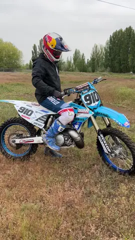 Are you guys digging this light blue setup or like the OEM Yamaha blue better? Check my previous video to see this YZ 250 singing 🎶 Use code “CB910” on the @backyarddesign website for 20% off! @Red Bull Motorsports @Red Bull @MotoSport.com @Maxima Racing Oils #YZ250 #yamaha #2stroke 