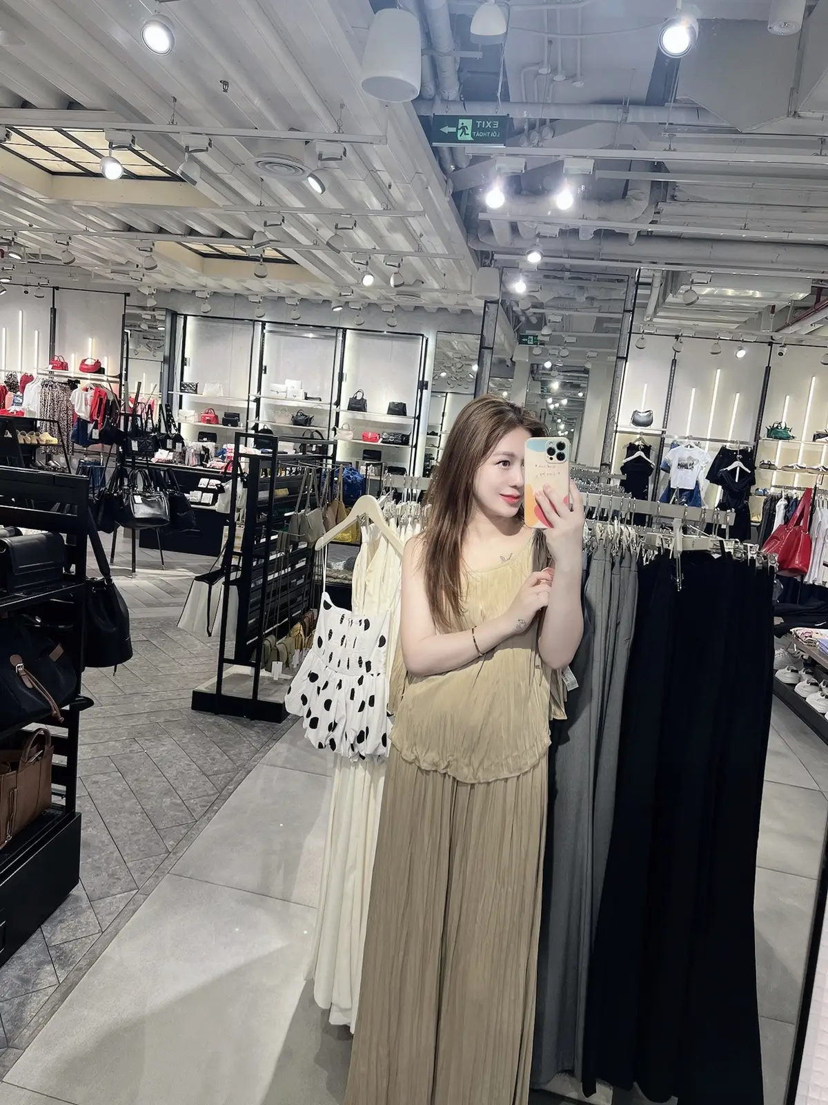 Có những ngày tệ như hôm nay , chỉ muốn được ôm vào lòng ...Nhưng tiếc là người mình muốn ôm lấy, lại ko giang tay ôm lấy mình☺️