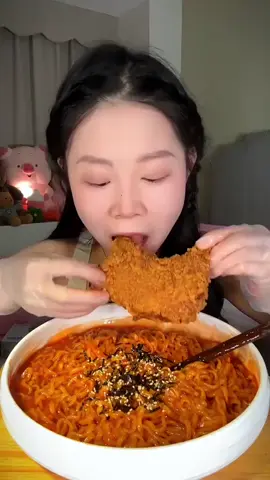 #mukbang #samyangnoodles #asmrsounds #foodtiktok #eatingsounds #fyp #mukbangasmr 