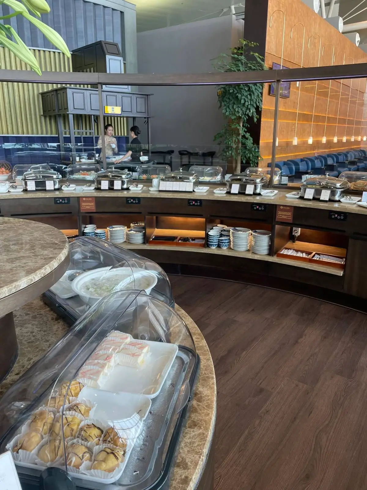 Công việc tại Hà Nội đã hoàn thành, tôi có thể trở lại TP.HCM rồi👏 Hiện tại đang nghỉ ngơi và thưởng thức bữa sáng tại phòng chờ sân bay quốc tế Nội Bài đợi chuyến bay😀 ハノイの仕事が終わり、今ホーチミン市に戻ることができます。現在、タンソンニャット国際空港の待合室で朝食を楽しみながら出発を待っています