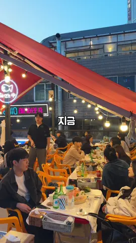 지금 부평 회뜨는중 가야하는 4가지 이유‼️ 첫째. 부평 테마의 거리에 3층짜리 건물이 전부  회뜨는중인데 1,2층은 실내, 3층이 분위기 좋은  루프탑 야장이다 (사실 야장이면 게임 끝. . .) 둘째. 사장님이 유아인 + 그레이 합쳐놓은 존잘남 이셔서 소주 마시러 갔다가 안구 정화도 쌉가능 셋째. 매일 연안부두에서 직접 공수해온 활어와  해산물을 주문 즉시 손질해서 내어주신다 원물이 신선한데 맛없을 수가 있나? 넷째. 회만 먹다보면 좀 질리기도 하고 날것 못  먹는 친구들이 꼭 하나씩 껴 있는데 그들을 위한  중식 메뉴도 있으니 고민 안하고 갈수 있다 유린기, 깐풍기, 마라탕, 크림새우 등 다양함 9.900원을 추가하면 고등어구이 , 꽃빵, 주먹밥,  콘치즈 등 4가지가 나오는데 조금씩 맛볼수 있고  양이 많진 않아도 가격이 저렴하니 이만하면 가성비지 분위기, 맛, 가격, 접객 모두 만족스러웠음!! 단점은 야장 자리는 평일에도 웨이팅이. . . 부평에서 너무 핫한곳이라 꼭 찍고싶었는데 사장님 협조 감사합니다🙏 ✔️회뜨는중 부평점 주소 - 인천 부평구 경원대로1403번길 38-10  영업시간 - 17:00 ~ 05:00 #부평맛집 #부평핫플 #부평술집 #인천맛집 #인천술집 #부평역맛집 #회뜨는중