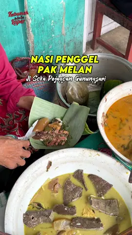 NASI PENGGEL PAK MELAN  Salah satu kuliner khas Kebumen Nasi Penggel.  Di Jl Soka Pejagoan Gunungsari.  Nasi yang dibuat bulat bulat trus tambah sayur “gori” dan lauk ketambah tempe mendoan minumannya teh anget. Syahduuu sekalii Nasi Penggel Paru   Nasi Penggel Kikil  1 Mendoan  1 Teh Anget = 42 K  Dapat info kalau pak Melan Senin dan Jum’at libur dan digantikan pak akhmad. 🙌🏽 DADI KEPRIWE GAS YUH🛵 #kulinerkebumen #kebumenbikinlaper #kebumen 