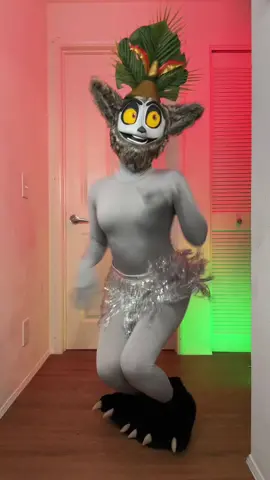 😌✨Welcome, giant pansies! Please feel free to bask in my glow✨😌 #kingjulien #kingjuliencosplay #iloveyoukingjulien #kingjulian #madagascar #madagascar2 #mort #mortcosplay #dreamworks 