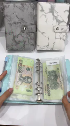 Có cuốn sổ này rồi, hàng tháng không lo chi tiêu thâm hụt mà lại còn có dư nữa nha#sotietkiem #sodungtientietkiem #tietkiem #tietkiemtien #savingmoney #quanlitien #trending #fypシ #sotietkiemtien #xuhuong #quanlichitieu 