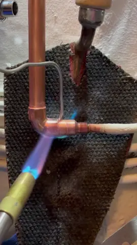 Connecing up micro pipes to a radiator valve! #asmr #plumbing #toolbag #pipes #tools #cleancopper #plumbertools #pressfit #soldering #copper #handtools #work #DIY #howto #plumber 