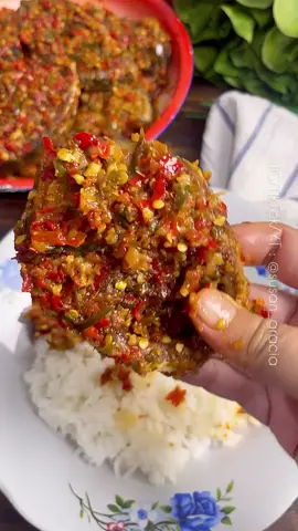 IKAN TONGKOL CILI PADI ala @susan_gracia . Bahan : 1 kg ikan tongkol marinasi dengan perasan jeruk nipis dan garam. . Bahan sambal (chopper kasar) : 10 cabai rawit merah (atau sesuai selera) 15 cabai rawit ijo (atau sesuai selera) 5 cabai merah keriting 5 cabai ijo keriting 8 butir bawang merah 4 siung bawang putih . 6 lembar daun jeruk, iris tipis Kaldu bubuk secukupnya Garam secukupnya 1 sdt gula pasir 2 sdm air asam jawa 1 sdm saus tiram . ➡️ Cara buatnya simak videonya ya ♥️ . . . #tongkol #ikantongkol #cilipadi #resepikantongkol #ikantongkolpedas #ikantongkolcilipadi #fyp #fypシ #fypシ゚viral 