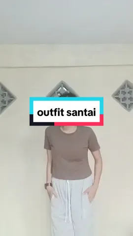 outfit santai satu ini juga keren banget, simple pakai joger dan croptop aja juga udah cakep banget. #jogerpants #croptop 