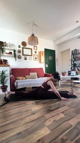 Pendant que Percy tape sa plus grand sieste matinale, je me suis laissée porter vers un grand écart en fin de pratique 🥹 Toujours tranquille, en douceur sans forcer (c'est le matin on est souvent plus raides) en jouant sur quelques ajustements et mouvements pour bien ressentir les changements et engagements. #grandecart #souplesse #souplessechallenge #yoga #yogapose #postureyoga #flexible #flexibilité #flexibilitychallenge #yogafrance #fitnessgirlsmotivation 