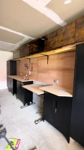 Ça commence à prendre bien forme !!   #rangementgarage #songmics #astucerangement #etagere #storage #garage #songmicshome #amenagementgarage #handmade #girlcan #girlpower @SONGMICS HOME 