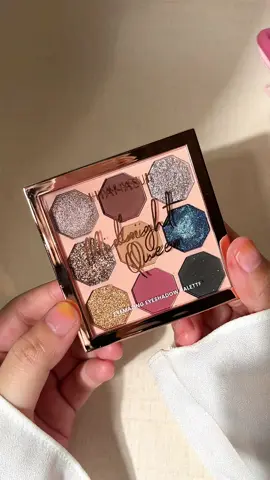 Hanasui midnight queen✨ cantik sekali warnanya, pigmented puol!! @Hanasui Official #eyeshadow #rekomendasieyeshadow 