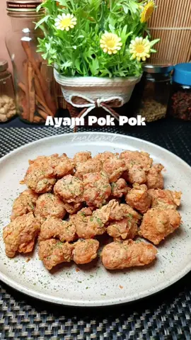 Ayam Pok Pok  Bahan :  1/2 pcs dada ayam Bumbu marinasi :  1/2 buah perasaan jeruk nipis 1 sdm saus tiram 1 sdt bawang putih bubuk 1/2 sdt lada hitam garam Tepung pelapis :  10 sdm tepung terigu 2 sdm tepung maizena 1 sdm tepung tapioka 1/2 sdt garam 1/2 kaldu ayam bubuk 1 sdt bawang putih bubuk 3/4 sdt lada hitam Tepung basah :  ambil 1 sdm dari tepung pelapis 200ml air  #foodfestontiktok #serunyakuliner #ayamgoreng #ayampokpok 