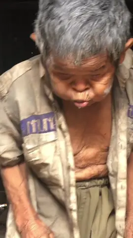 Xót xa cho số phận của cụ ông gần 100 tuổi, hi vọng những ngày cuối đời cụ sẽ có những ngày gọi là đáng sống. Đã không cầm được nước mắt khi quay được cảnh này, bắt lực vì không giúp được cho cụ#31#kiet85tv0 #kiet85 