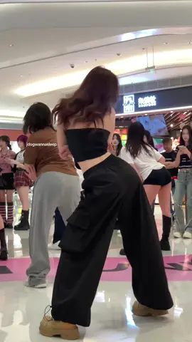 Wiggle wiggle  My favorite forever!! #hellovenus #wigglewiggle #kpop #dance #dancechallenge #fyp #foryou #randomdance #randomplaydance #fancam