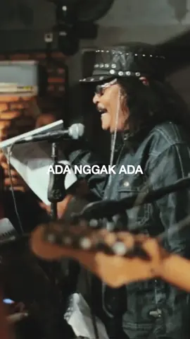 Follow @lirikmusikbaperan __ Innalillahi wainna ilaihi rajiun, husnul khotimah om Jhony 🤲🏻🥀 Song: @OM PMR 77 - Ada Nggak Ada. Source Video: Channel Youtube “Sounds From The Corner”. __  #Fyp #Fypシ#MusikIndonesia #LirikLaguIndonesia