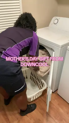 I love my Mother’s Day Gift from @DOWNCOOL #downcool #bedcomforter #mothersdaygift #fluffy #beddingsets #fyp #viral #trending 
