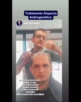 O tratamento da alopecia androgenética (AAG) pode ser abordado de diversas maneiras, e o uso de produtos naturais tem se tornado cada vez mais popular. Terceiro Protocolo com argila branca, óleo essencial de copaíba e eucalipto para tratamento da alopecia androgenética: Preparação da máscara capilar: 2 colheres de sopa de argila branca 5 gotas de óleo essencial de copaíba 5 gotas de óleo essencial de eucalipto Água filtrada (suficiente para formar uma pasta homogênea) Aplicação: Aplique a máscara de argila no couro cabeludo limpo e seco, evitando o contato com os fios de cabelo. Massageie suavemente o couro cabeludo com movimentos circulares para estimular a circulação sanguínea e promover a absorção dos óleos essenciais. Deixe a máscara agir por 20 a 30 minutos. Enxágue bem o couro cabeludo para remover toda a máscara. Possíveis benefícios dos ingredientes: Argila branca: Pode ajudar na desintoxicação e limpeza do couro cabeludo, além de melhorar a circulação sanguínea na área. Óleo essencial de copaíba: Possui propriedades anti-inflamatórias e cicatrizantes, podendo auxiliar na saúde do couro cabeludo e na redução da inflamação associada à AAG. Óleo essencial de eucalipto: Estimula a circulação sanguínea e possui propriedades antimicrobianas e anti-inflamatórias, que podem auxiliar na saúde do couro cabeludo. Lembre-se de que cada caso é único e pode responder de maneira diferente aos tratamentos. Consulte um especialista antes de iniciar qualquer protocolo. Olá, sou Juliano da Silva, Aromaterapeuta, Aromaterapeuta capilar, pesquisador, ajudo a você a conhecer melhor os óleos essenciais e dou atendimento online e presencial. #aromaterapiacapilar #oleosessenciaisparacabelo #cabelossaludaveis #tratamentonaturalparacabelo #terapiacapilar #aromaterapiaebeleza #cabelossaudaveis #aromaterapiabrasil #cabelosestilosos #cuidadoscomocabelo.