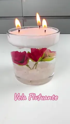 Vela Flutuante ✨✨ Uma ideia para você fazer com a Cera Vegetal Cristal! 😍 Essa cera de areia é muito versátil para fazer também com água! Dá para criar vasos com flores lindas e usar na decoração de festas ou em casa! #ficaadica  Gostaram da ideia? ❤️ #ceracristal #cristalcandle #velaflutuante #veladecorativa #velaartesanal #veladeareia #ceradeareia #DIY #vasodecorativo #decoracaodefestas #decorhomeideas #velasdecorativas #velas #candle #flores