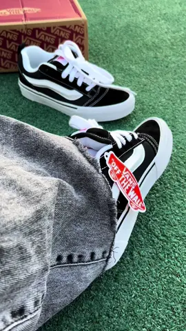 Tênis Vans Knu Skool Black True White. 🖤 Teria na sua coleção ? #vans #vansknuskool #moda #fyp 