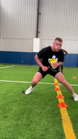 ATTACK! Pressure is a privilege. That Houston heat had me fighting!  #againathletics #delfontediamond #football #widereceiver #training #jab #jabs #stick #sticks #quicksticks #houston #mamba #mambamentality #attack #nfl 