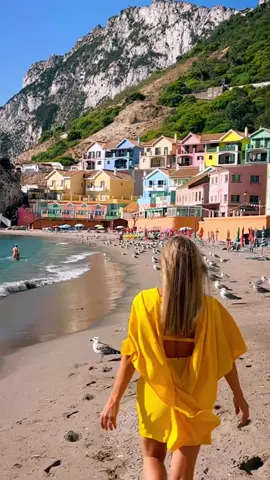 Awesome colorful smal beach village in Gibraltar 💛 📍 Catalan Bay Gibraltar 🇬🇮 #catalanbay #gibraltar #colorful #travelgirl by @jos_style_lifestyle 🤍 