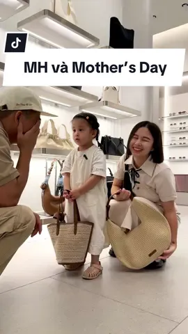 Ngày của mẹ đến rồi nhưng chọn quà chưa bao giờ là khó vì đã có BST Mother’s Day của @CHARLES & KEITH ❤️ đi mua đồ còn được chụp ảnh xinh mang về 🥰 #growwithminhee #MinHee #embénóitiếngAnh #LearnOnTikTok #vtmgr #longervideos #xuhướng #CharlesKeith_VN #ImWithCharlesKeith 