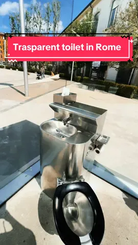 Il bagno trasparente al MAXXI di Roma. Si tratta di 'Don't miss a sec' un opera dell'artista Monica Bonvicini. Da fuori può sembrare un semplice cubo specchiato, ma una volta aperta la porta ecco la sorpresa: dentro c'è un wc e dalle pareti a vetro si vede fuori, con una panoramica a 360°. . E si il bagno si puo usare 😂  #maxxi #museumlover #museum #rome #italytravel #italy_vacations #toilet #japanese #liberty #everything #museumart #maxximuseum #blogpost #travelblog #bathroom #japanbath #bathtime #fashionblog 