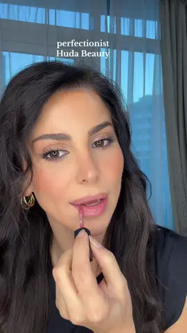 Lip combo 👄💄 #lipcombo #hudabeauty #anastasiabeverlyhills #تيك_توك_صالون #tiktoksalon @Anastasia Beverly Hills @Huda Beauty @hudabeautyshop 