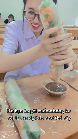 Ý là bữa trưa sinh viên đạm bạc, thiếu thốn ăn duy nhất 1 cái gỏi cuốn nhưng là size khủng lồ 😋.#fyp #foryou #duet #viral #xuhuong #mukbang #ancungtiktok #toptrending 