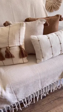Composição Boho Chic maravilhosa 💙 Nossa coleção de Mantas e Almofadas artesanais está impecavel. Aproveitem a oportunidade de decorar a sua casa com estilo e elegância.  #boho #CantuDecor #bohochic #almofadas #manta #homedecor 