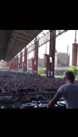 Taking it back to the maestro Sam Paganini opening his set in his home country, Italy at Kappa Futur Festival 2016! 🇮🇹 Track ID: Sam Paganini, Zoe - The Beat #techno #darktechno #verknipt #fürdich #pourtoi #voorjou #rave #sampaganini 