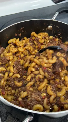 Macaroni au bœuf effiloché 🤤 l’essayer c’est l’adopter 😍 #recettefacile #ideerecette #mamanatempsplein #quebectiktok #fyp #lunchbox #pourtoi 