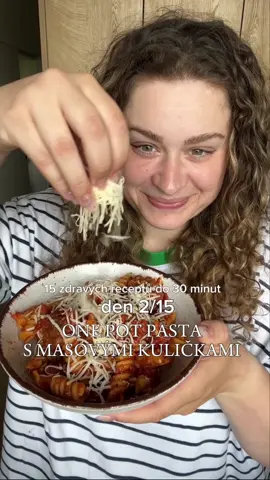Kdo má rád recepty z jednoho hrnce?🥘 ONE POT PASTA S MASOVÝMI KULIČKAMI 3 porce 1 porce - 563 kcal | 35.9 B | 61.1 S | 24.2 T masové kuličky: ✨360 g mletého hovězího masa ✨2 lžíce hrubozrnné hořčice ✨sůl ✨pepř ✨sušený česnek dále: ✨olej ✨800 ml pasírovaných rajčat ✨trochu vody ✨těstoviny (podle toho, kolik chcete na porci) ✨2 lžíce datlového sirupu (může být med) ✨chilli, bazalka, oregano, sůl, pepř, skořice #onepotpasta #rychlerecepty 